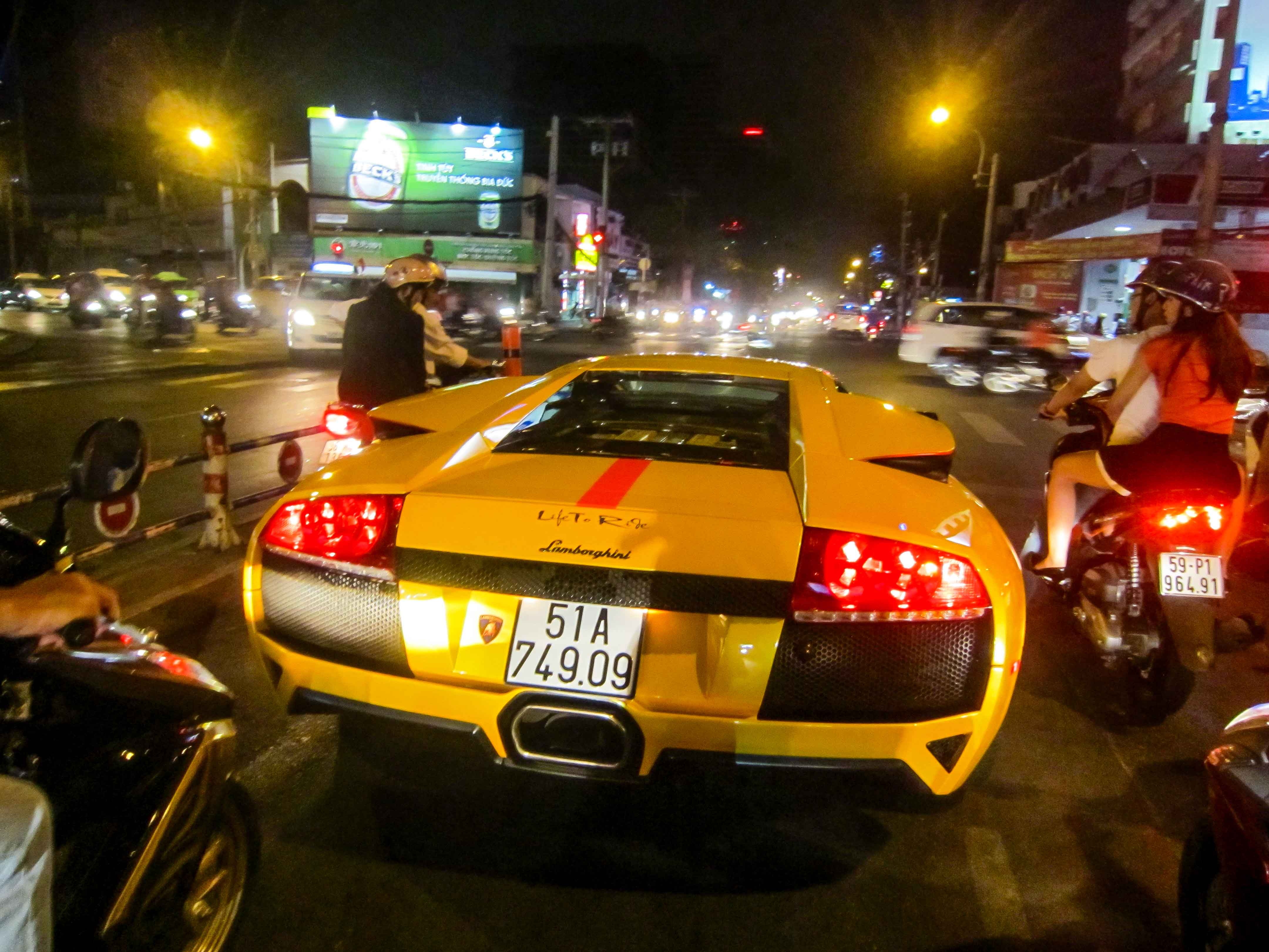 Sieu xe Lamborghini xuat hanh dau nam o Sai Gon hinh anh