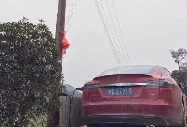 Cach sac xe sang Tesla Model S chi co o Trung Quoc hinh anh