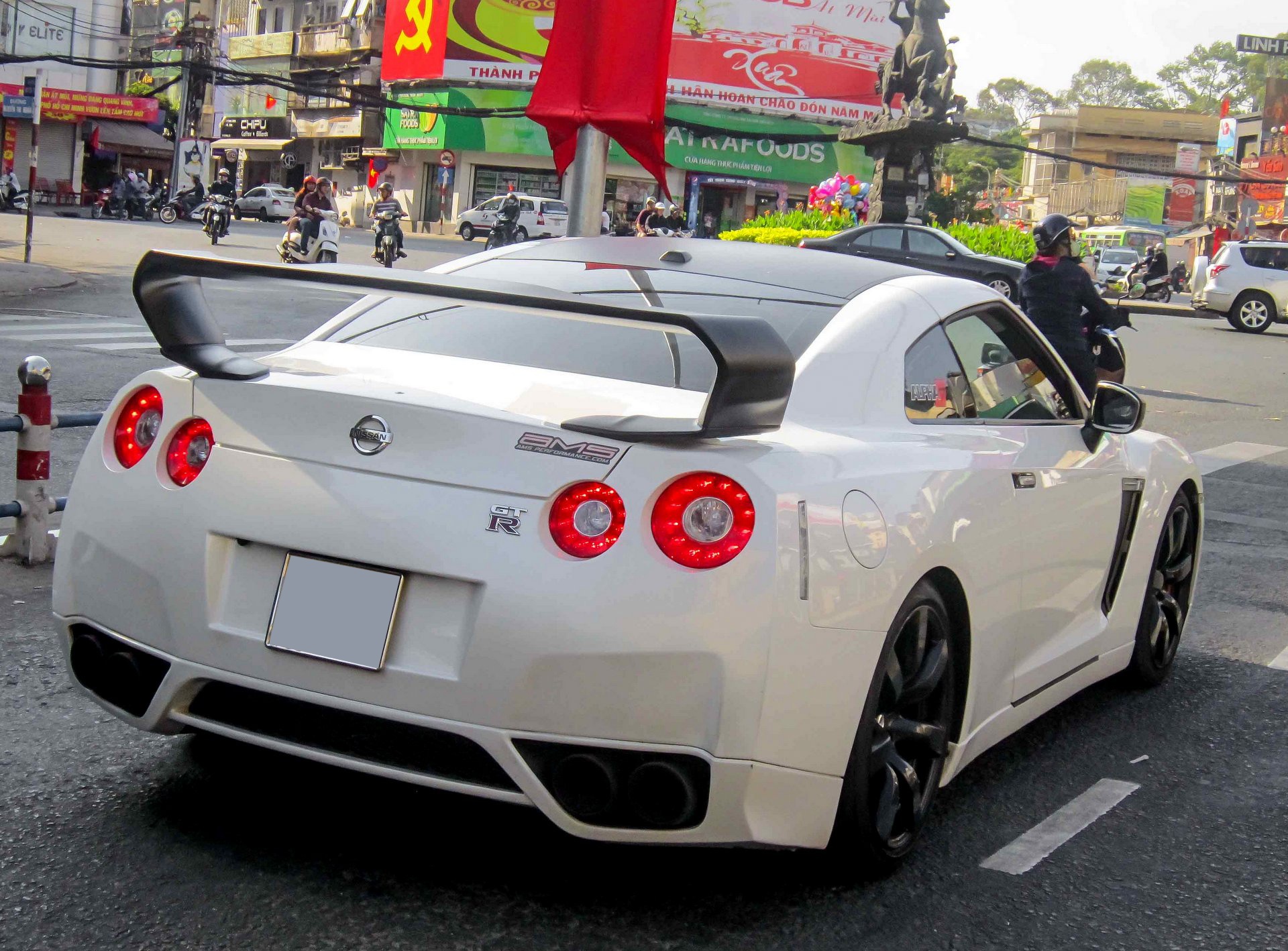 Nissan GTR van hanh tren duong pho Sai Gon hinh anh