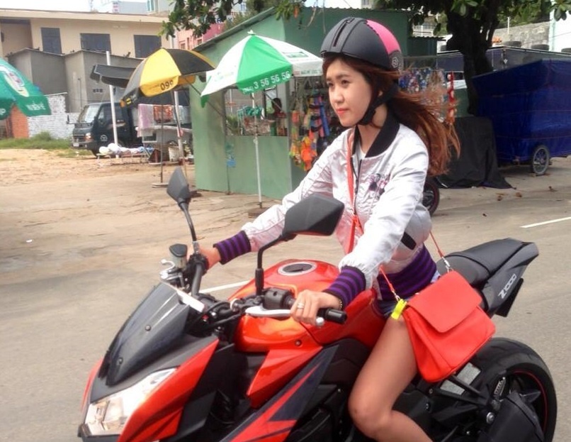 Nguoi dep 9X me lai Kawasaki Z1000 hinh anh