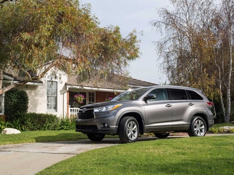 SUV cỡ trung bình có 3 hàng ghế (3-Row Midsize SUVs): Toyota Highlander.