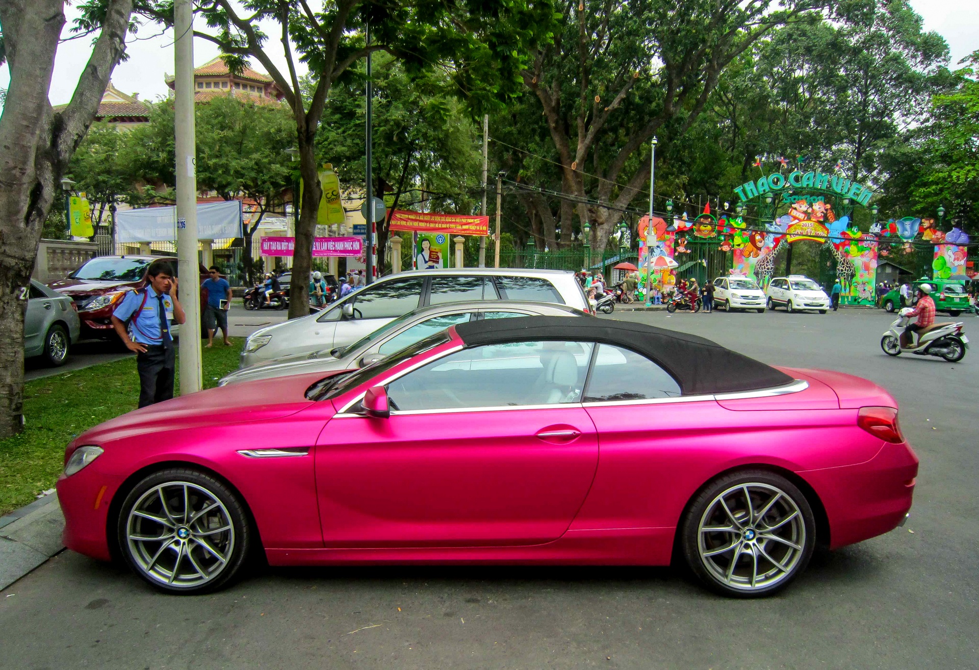 Xe mui tran BMW 650i mau hong hang doc tai Sai Gon hinh anh