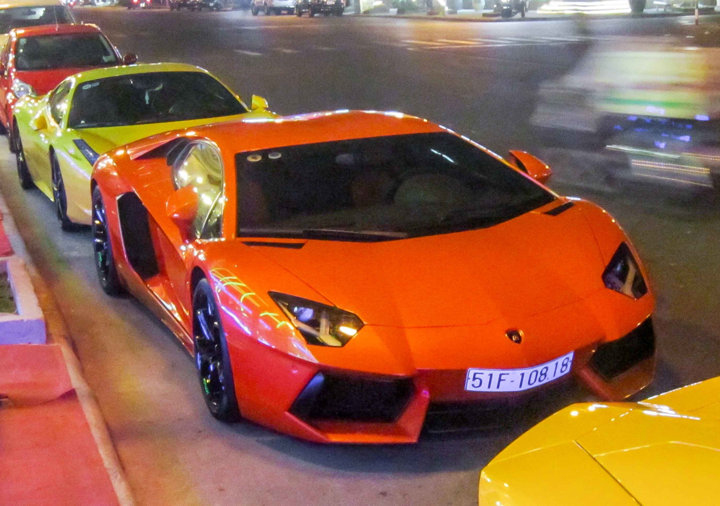 Sieu xe Aventador thu hai tai Viet Nam ra bien trang hinh anh