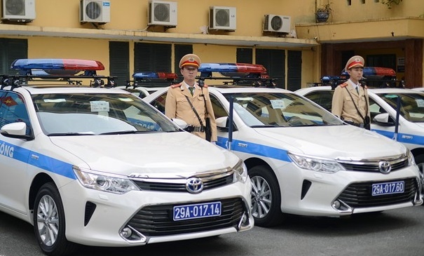 Ben trong loat xe Camry Hybrid cong an Ha Noi vua nhan hinh anh