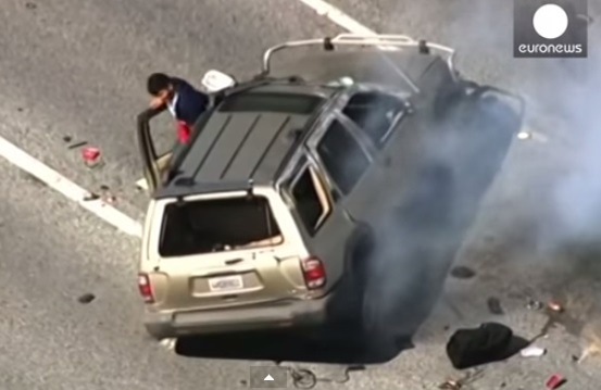 Canh sat My ban thung lop quai xe tren xa lo hinh anh