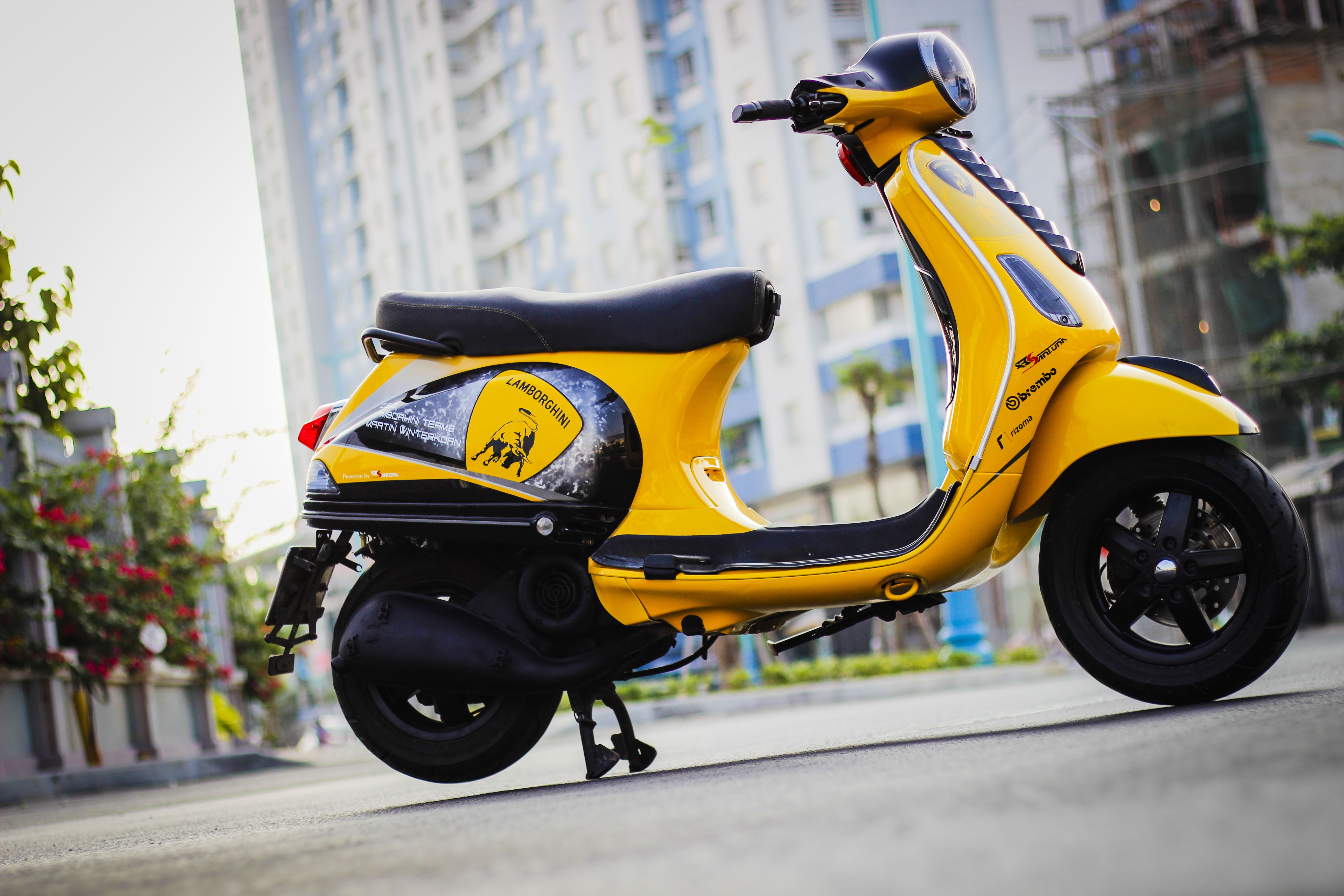 Piaggio Vespa do phong cach Lamborghini tai Sai Gon hinh anh