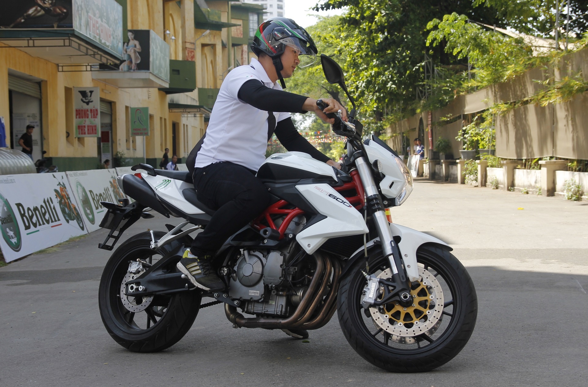 Lai thu xe phan khoi lon gia mem cua Benelli hinh anh