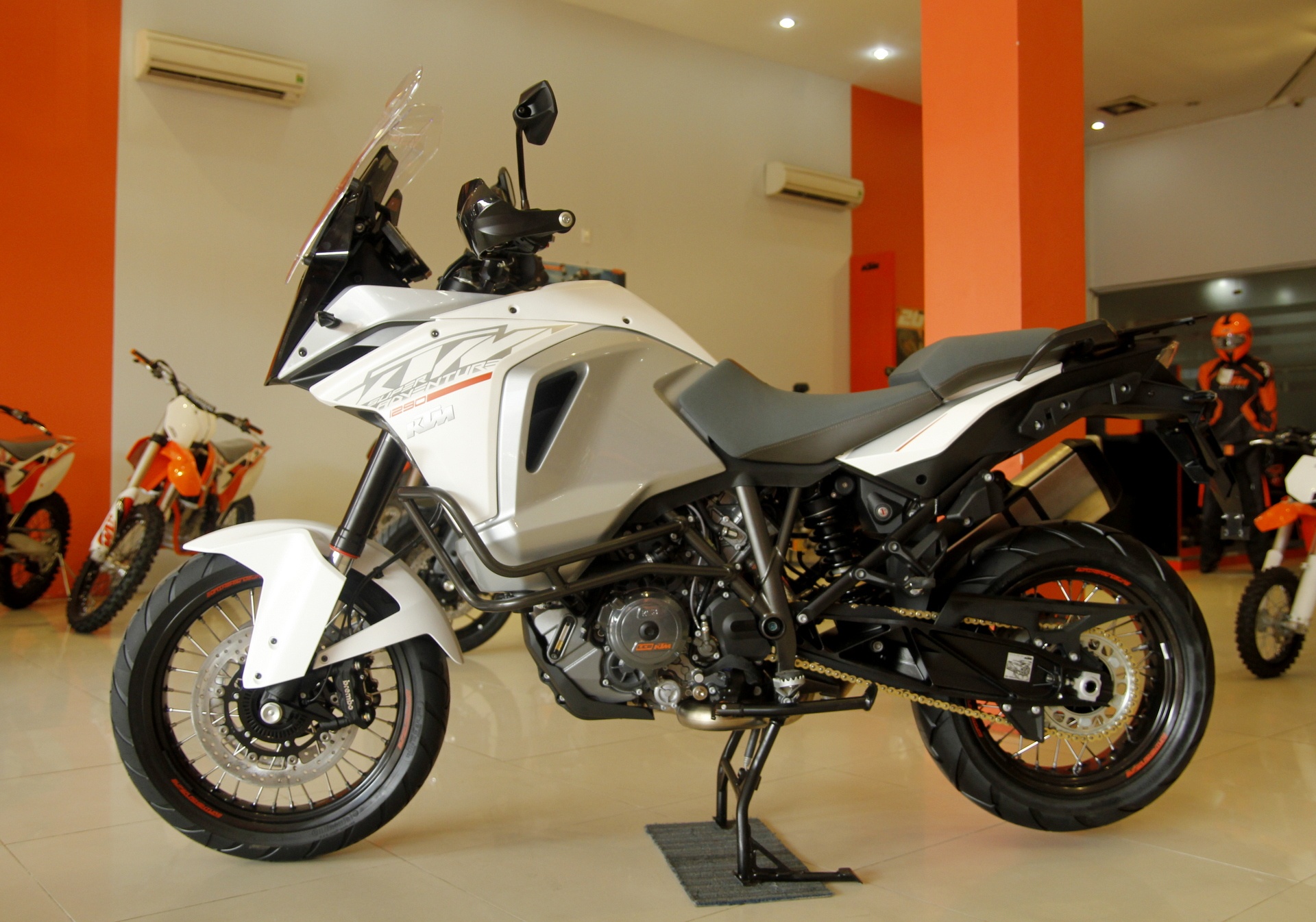 Cap doi KTM Adventure tren 1.000 phan khoi dau tien ve VN hinh anh