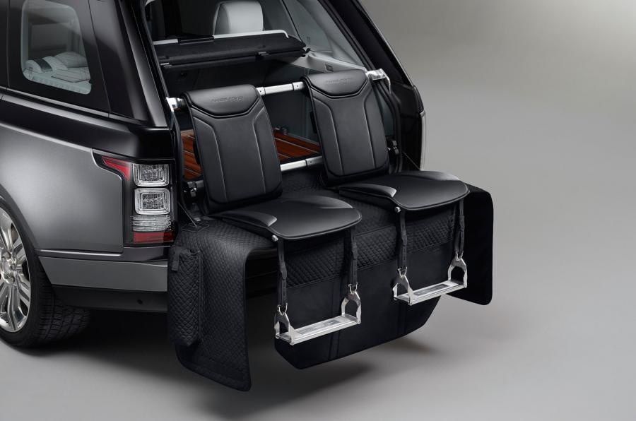 Một số thay đổi khác bao gồm việc lắp hai ghế phụ ở phía sau chiếc xe. Nó có thể phục vụ những chuyến dã ngoại của cả gia đình. Ghế ngồi được bọc bằng da Windsor cao cấp. Cốp sau cũng dễ dàng mở bằng nút trên chìa khóa. Land Rover cho biết nó sẽ giúp việc bốc dỡ hàng đơn giản hơn. 