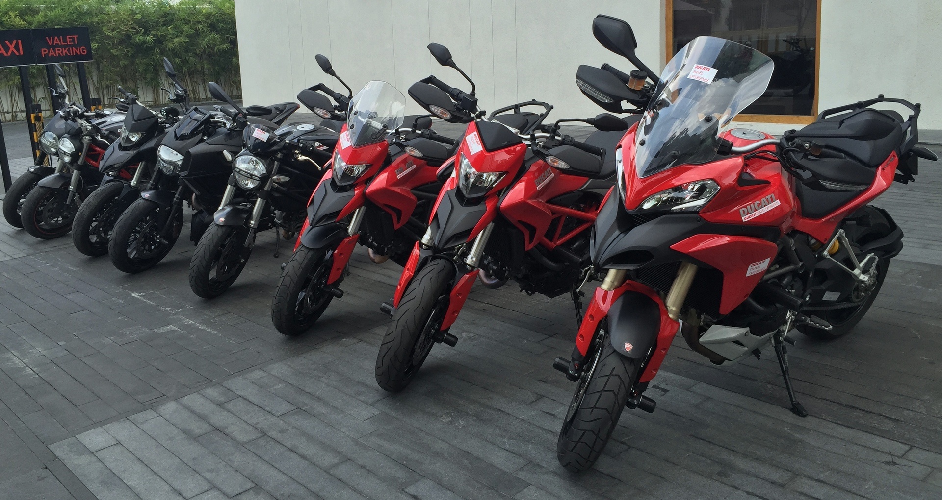 Johnny Tri Nguyen tham gia phuot xuyen Viet bang xe Ducati hinh anh