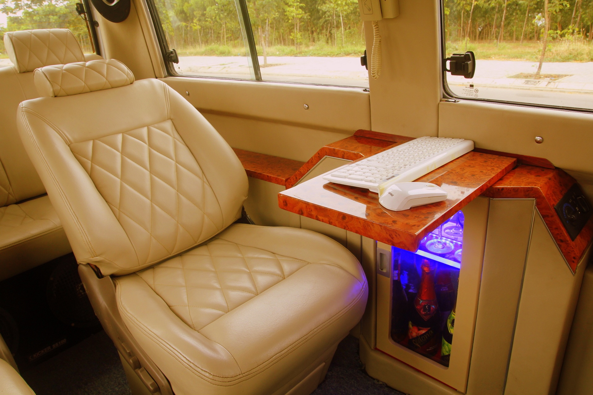 Ben trong chiec limousine tu che dieu khien bang iPad hinh anh