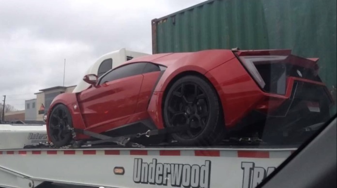 Dang sau canh Lykan Hypersport bay qua 3 toa nha trong FF7 hinh anh