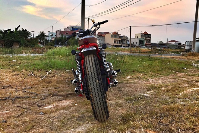 Đèn pha xe được thay mới bằng kiểu đèn tam giác, khá đặc trưng của dòng cafe racer. Đèn hậu tròn kiểu cổ điển được bố trí gọn gàng phía sau.