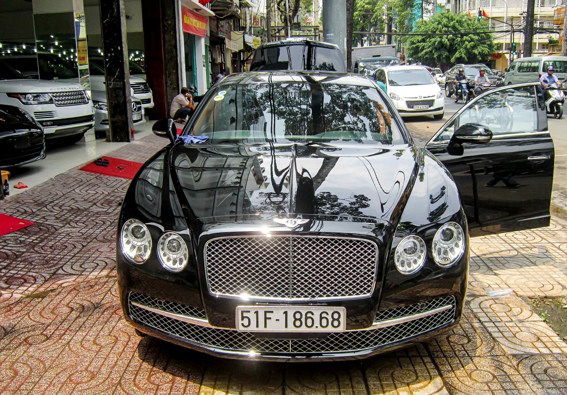 Bentley doi moi gia 13 ty deo bien dep tai Sai Gon hinh anh