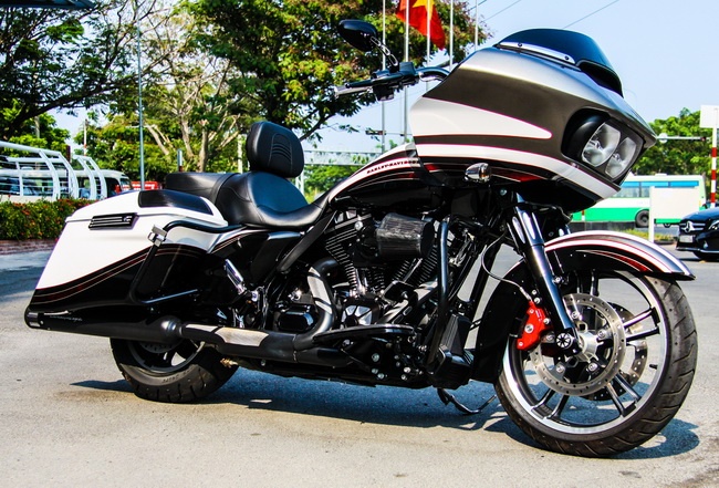 Harley-Davidson Road Glide dac biet gia 1 ty ve Viet Nam hinh anh