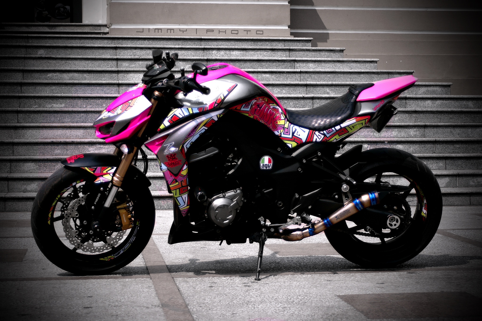 Kawasaki Z1000 do tem Graffiti cua biker Sai Gon hinh anh
