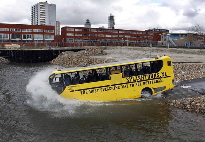 Xe chay duoi nuoc tai Rotterdam, Ha Lan hinh anh