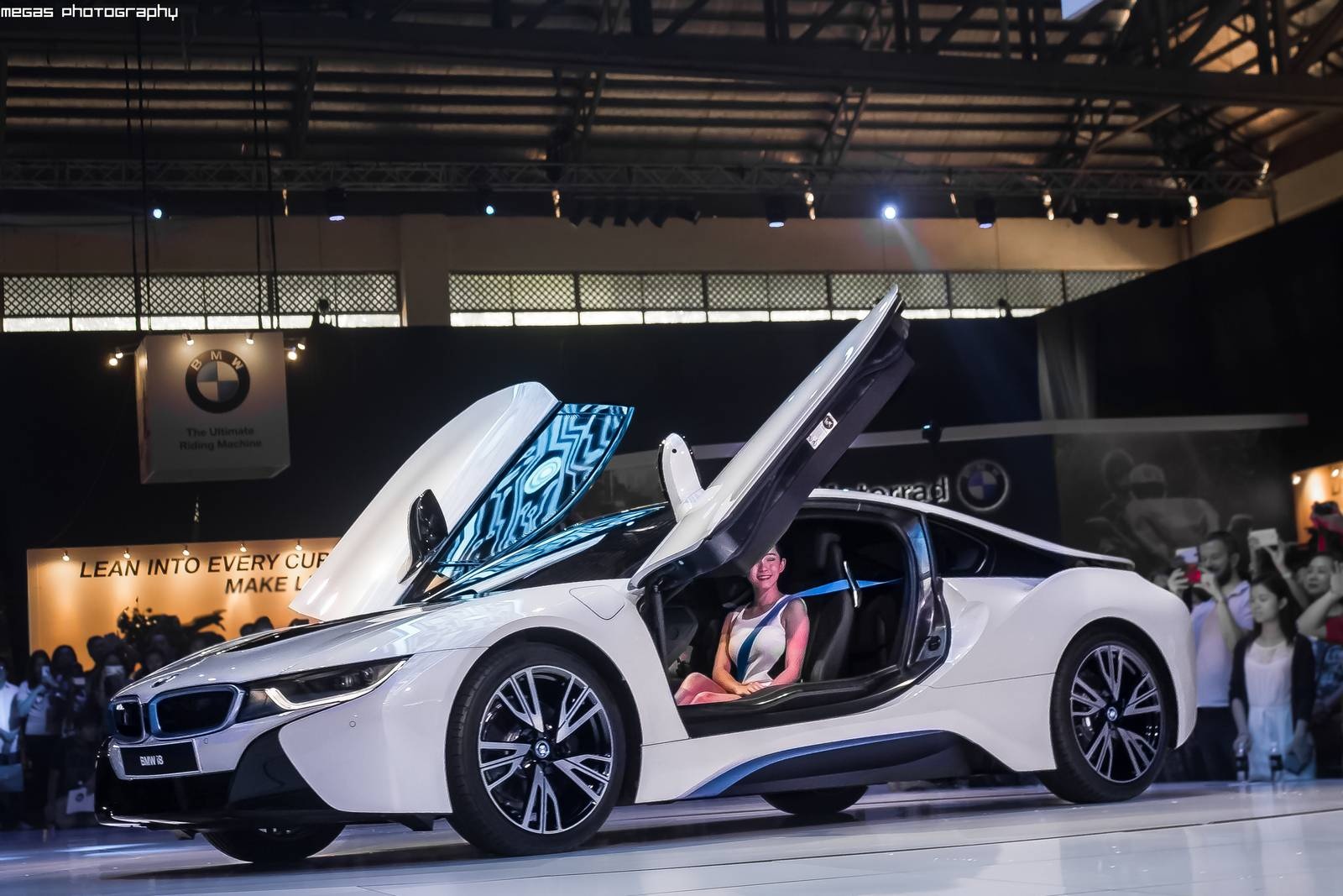 BMW ra mat i8 tai Malaysia, gia tuong duong 7 ty dong hinh anh