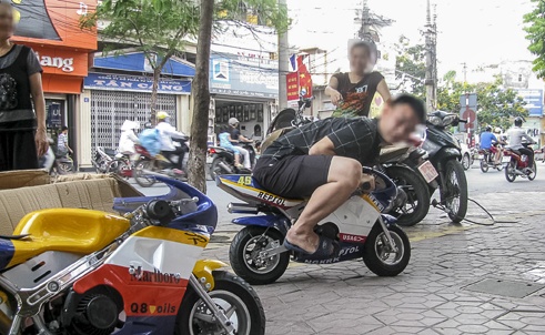 Xe ruoi tai xuat tren pho hinh anh