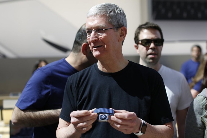 Tim Cook su dung mot phien ban Apple Watch dac biet hinh anh