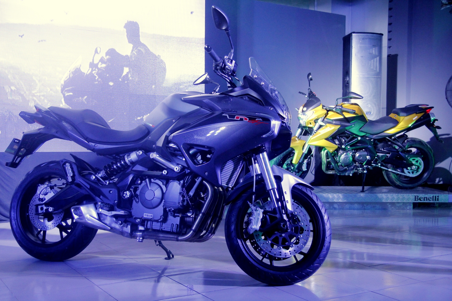 Cap doi moto Benelli gia re ra mat thi truong Viet hinh anh