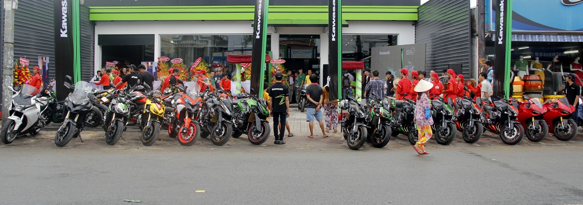 Sáng 12/5, nhân dịp khai trương một showroom Kawasaki chính hãng trên đường Phạm Hùng, TP HCM, hàng loạt biker đã chạy siêu môtô đến tham dự.