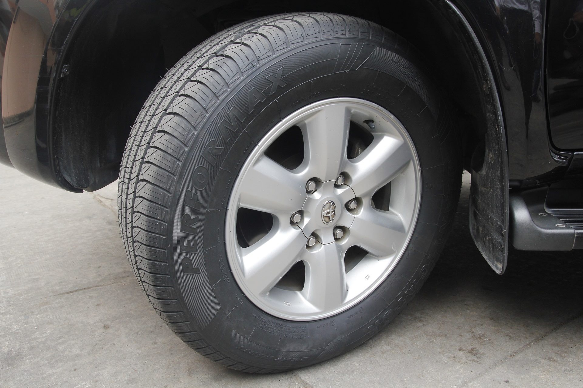 Perfect Tire có thể dùng cho cả ôtô và xe máy. Ảnh: Minh Anh.