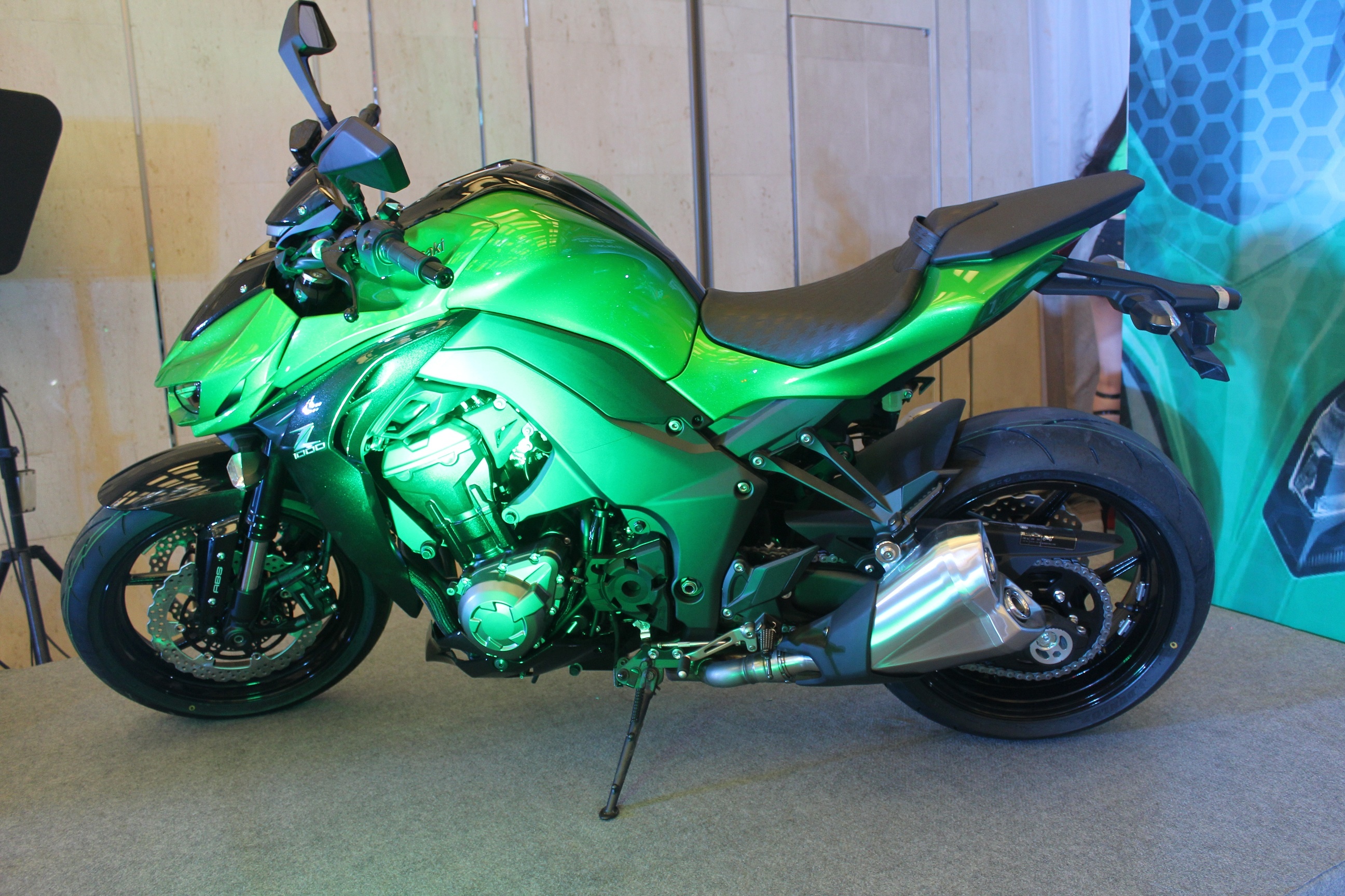 Can canh Kawasaki Z1000 chinh hang gia 463 trieu dong tai VN hinh anh