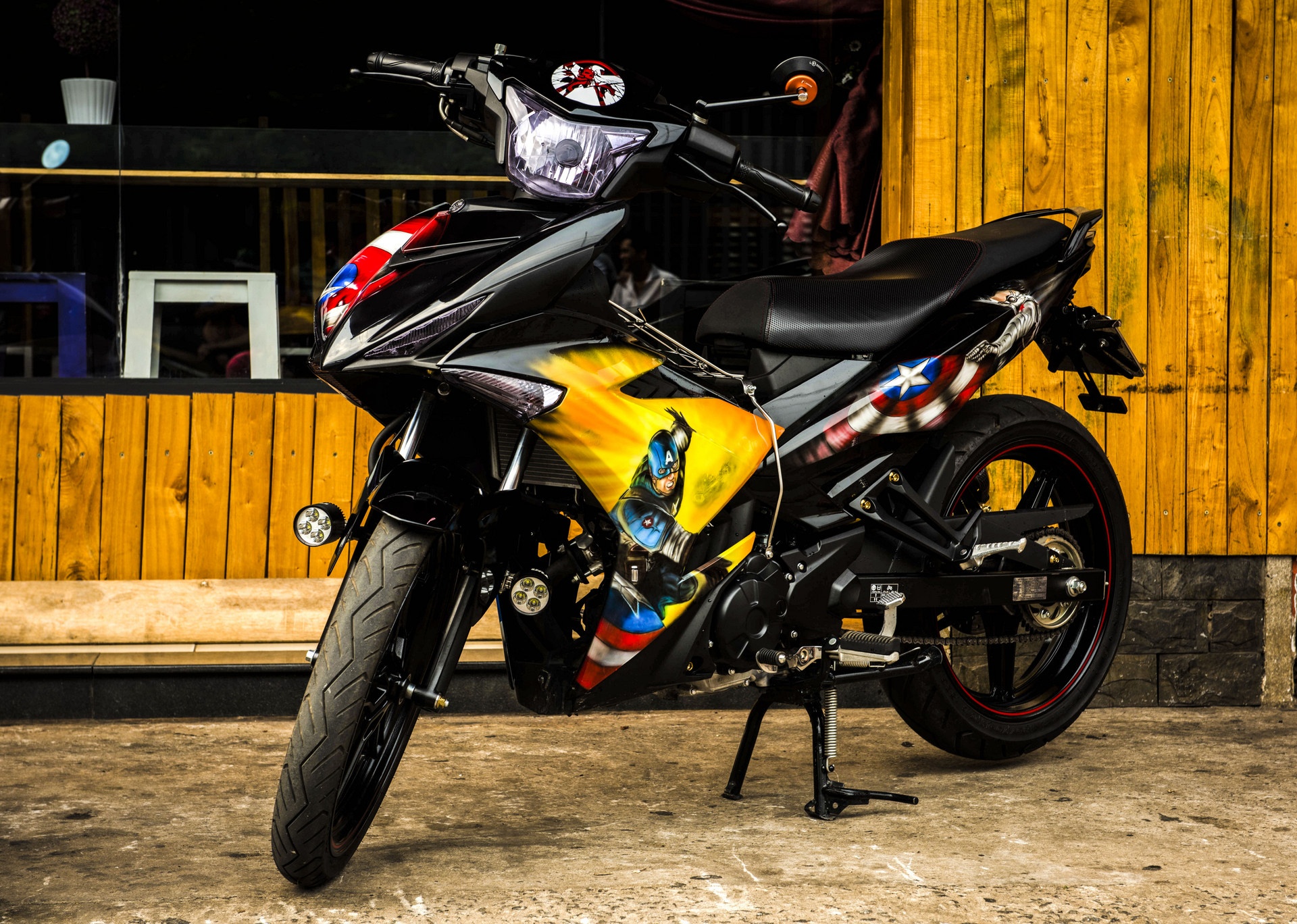 Exciter 150 do phien ban Captain America tai Sai Gon hinh anh