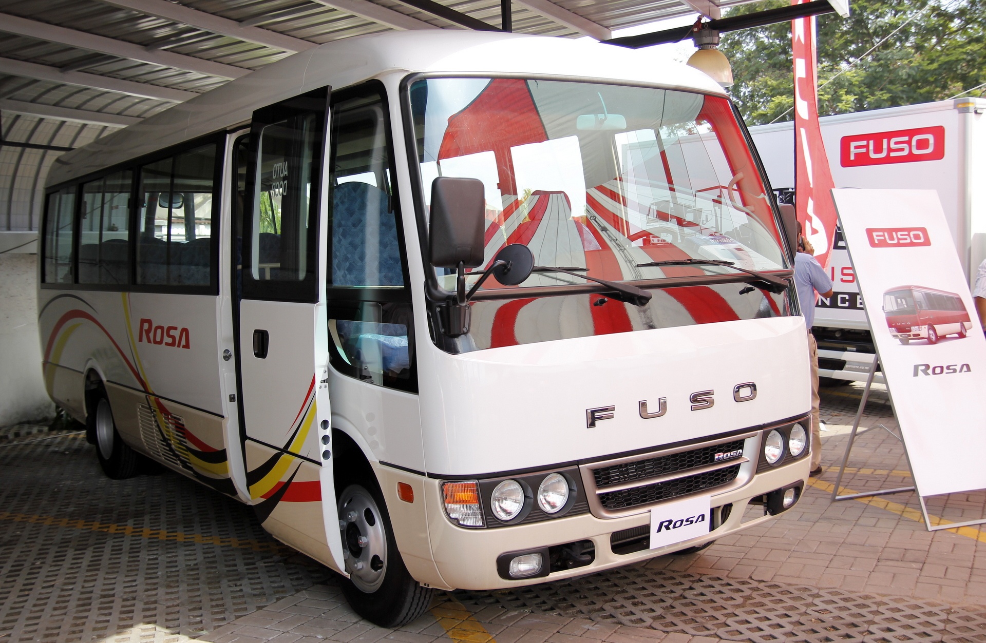 Mercedes muon nhay vao thi truong xe khach hinh anh