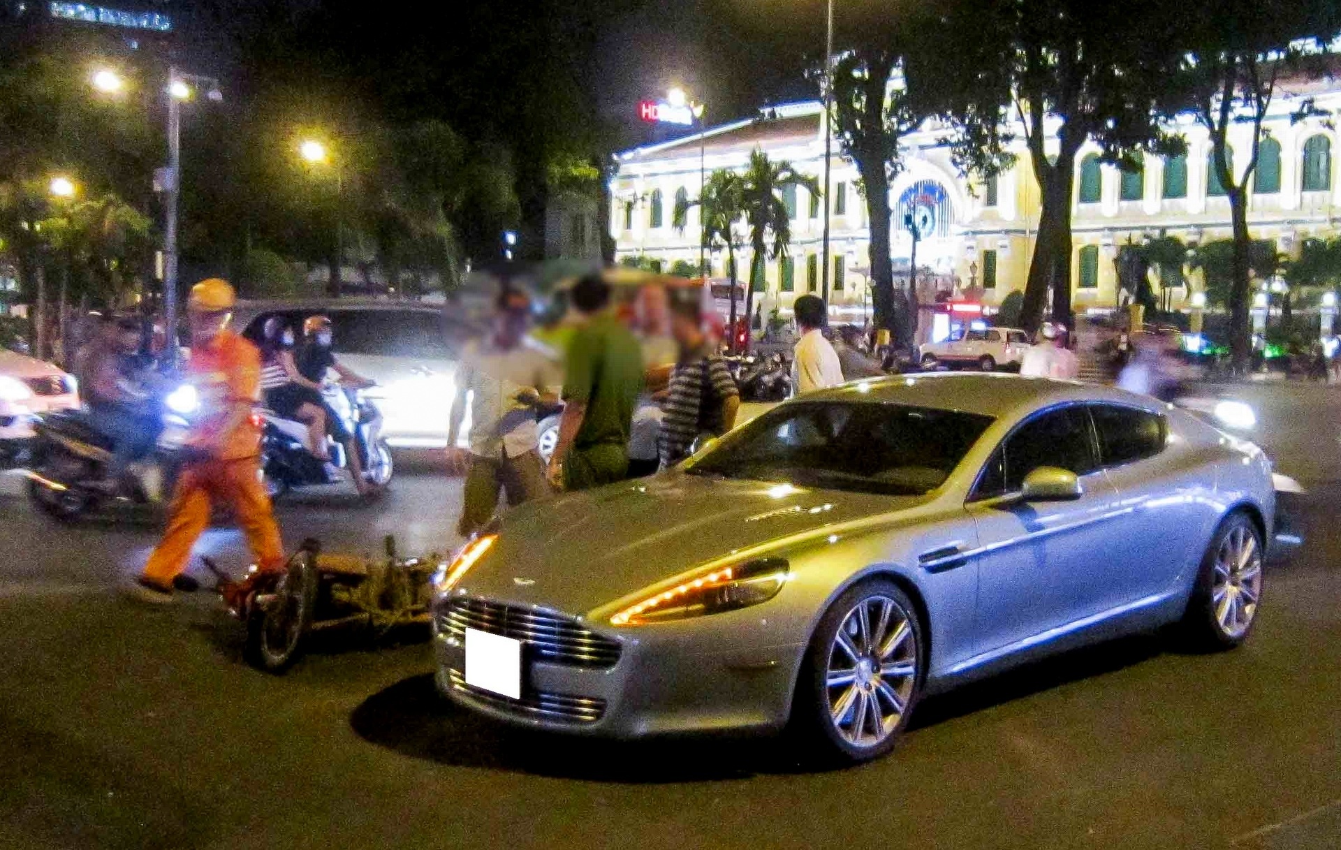 Aston Martin Rapide bi tai nan truoc nha tho Duc Ba Sai Gon hinh anh