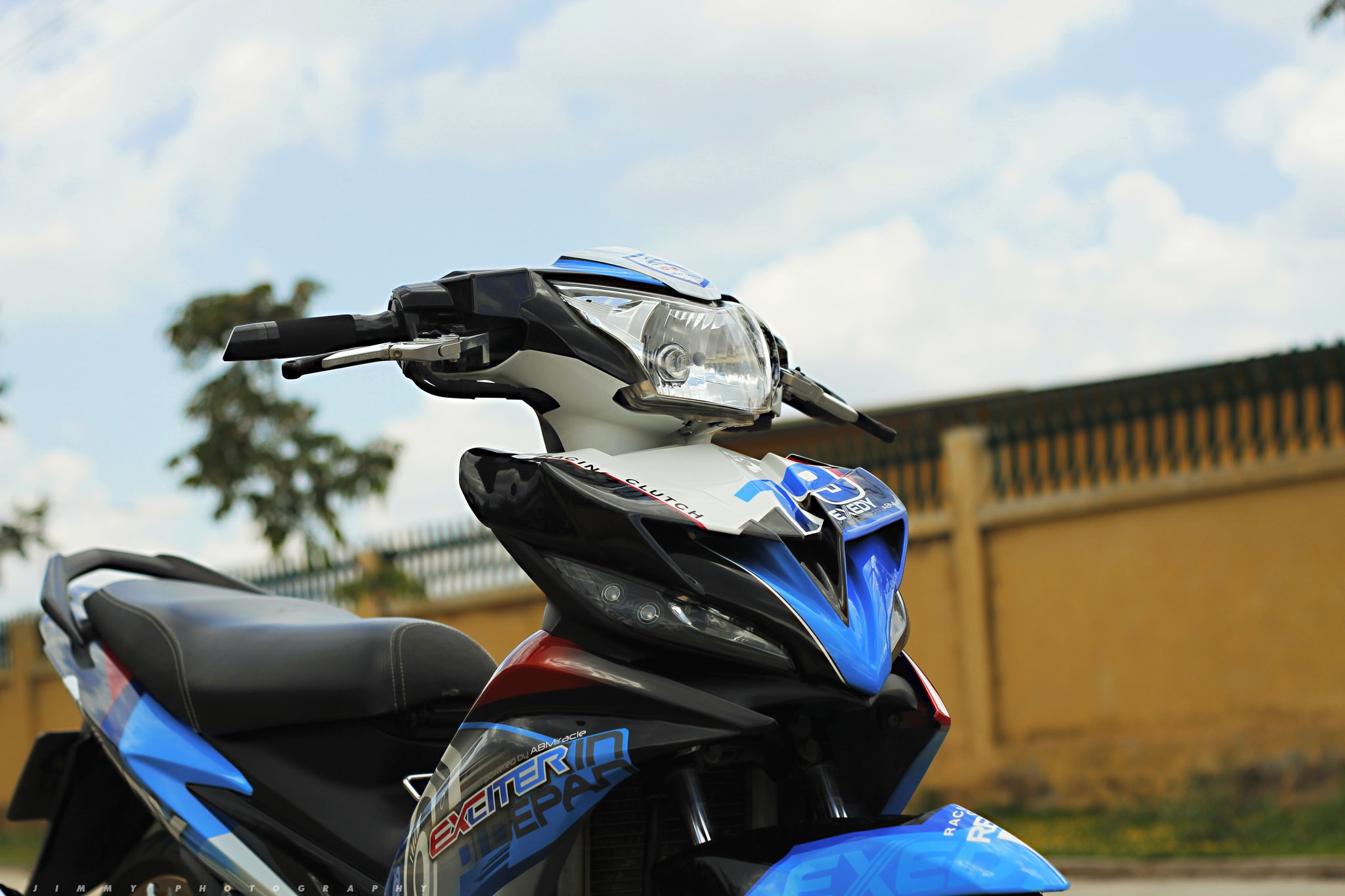 Exciter 135 son phoi mau noi bat o Sai Gon hinh anh