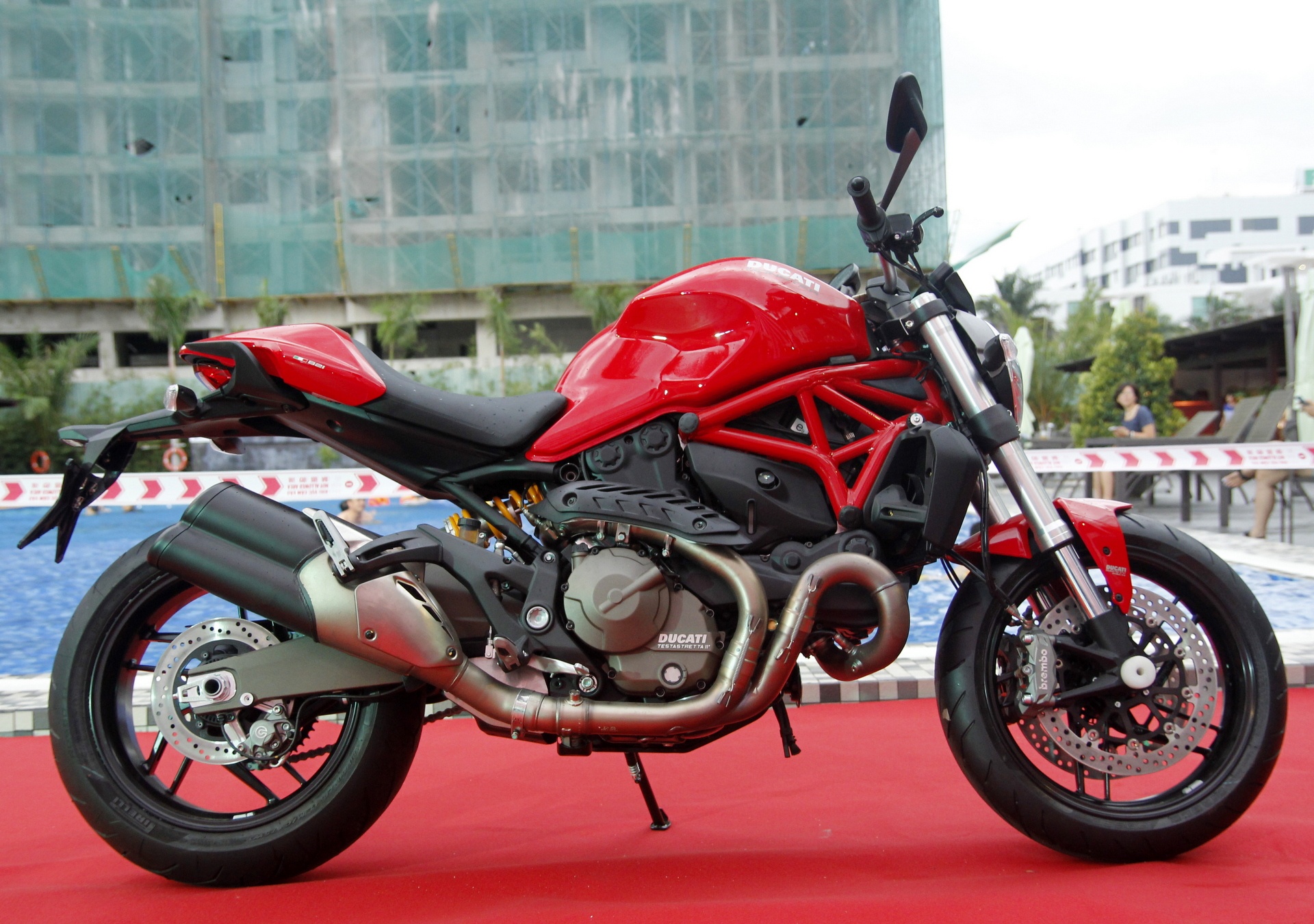 Chi tiet Ducati Monster 821 vua ra mat tai Viet Nam hinh anh