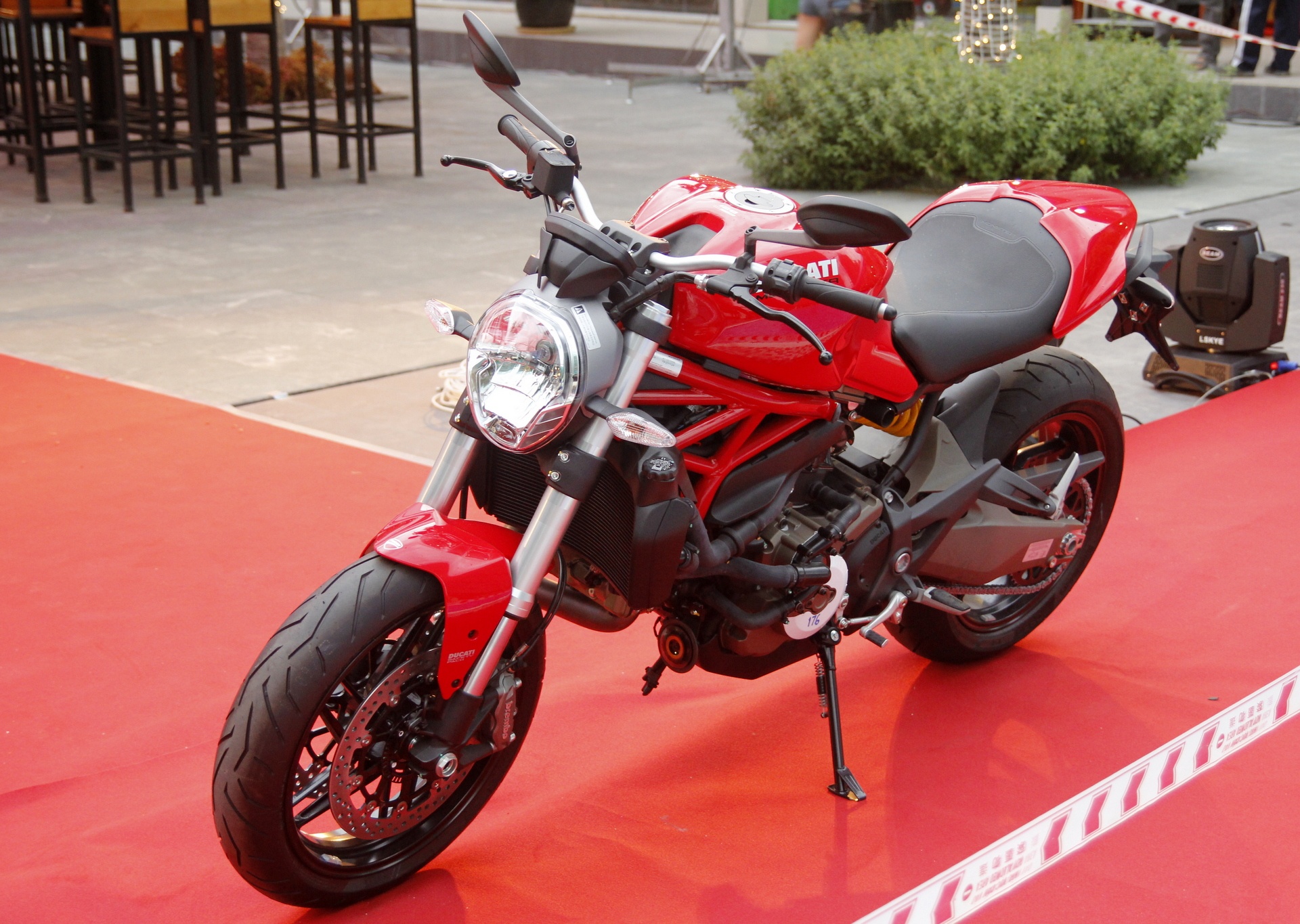 Ducati Monster 821 ra mat o Viet Nam gia tu 400 trieu dong hinh anh