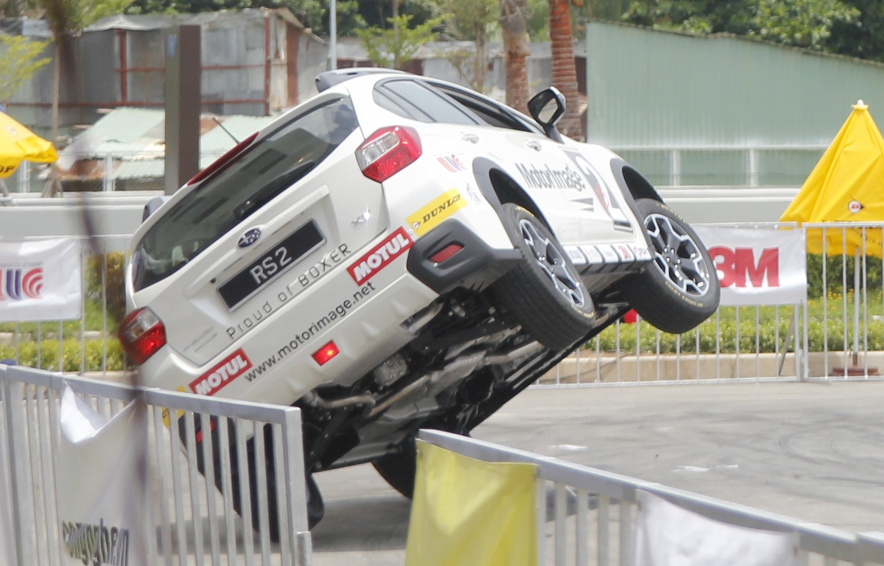 Tay dua cao tuoi Russ Swift bieu dien drift o Sai Gon hinh anh