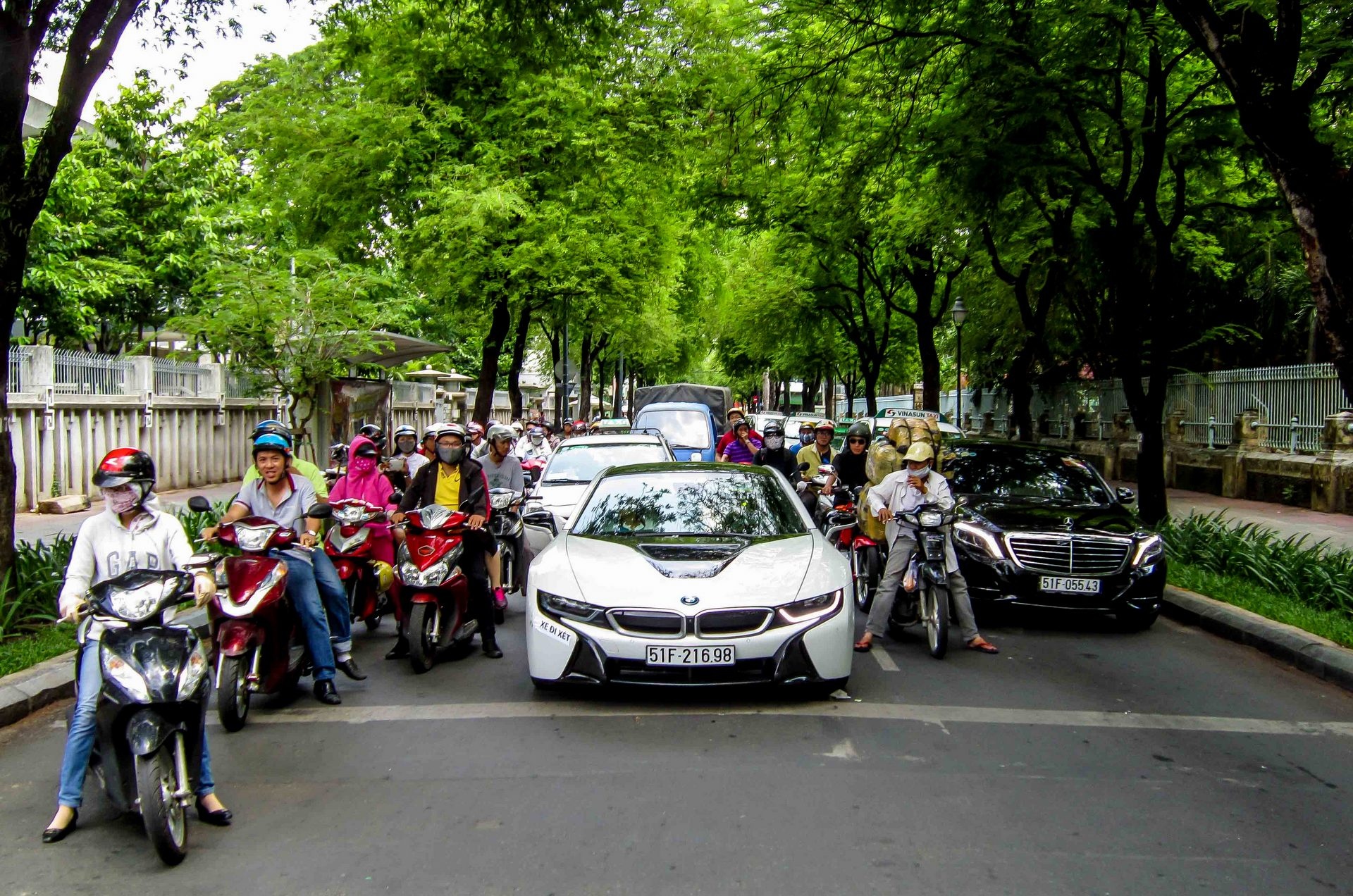 Sieu xe BMW i8 o Sai Gon gia tren 7 ty dong hinh anh