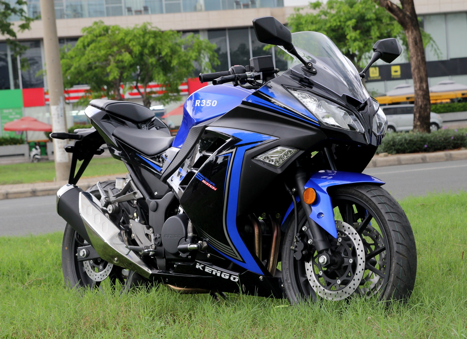 Chi tiet moto giong Kawasaki Ninja 300 gia 108 trieu o VN hinh anh