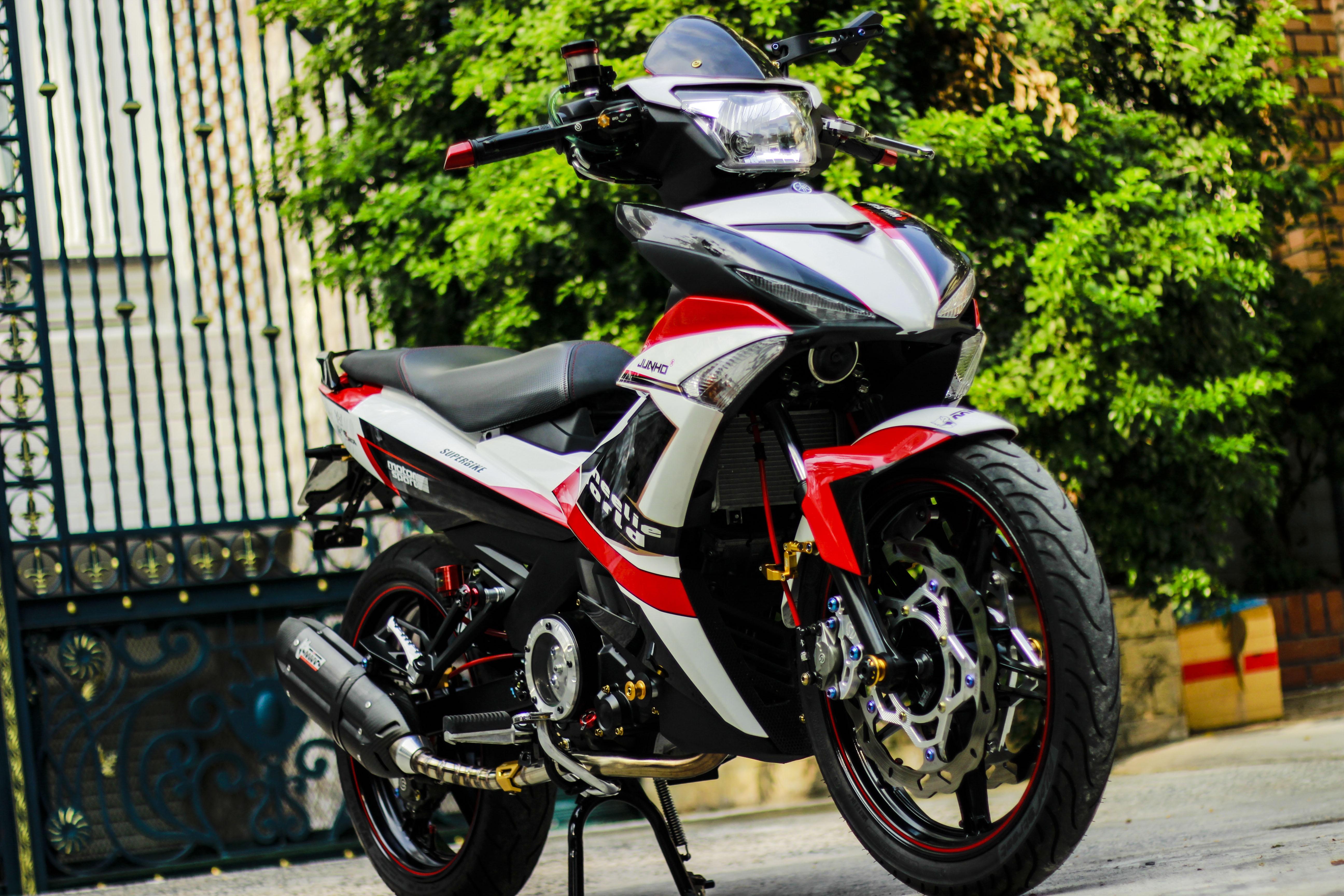 Exciter 150 do du do choi hang hieu o Sai Gon hinh anh