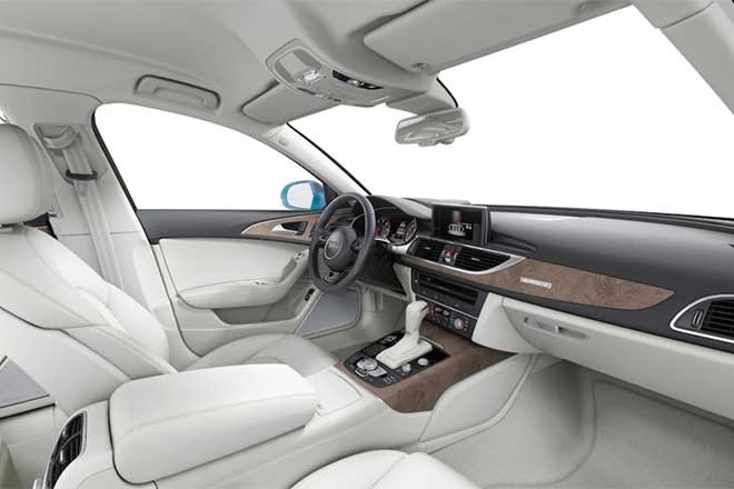 Các hệ thống an toàn cũng có sự bổ sung với hệ thống kiểm soát hành trình, tính năng lái xe tự động, tăng cường tầm nhìn ban đêm cũng như cải tiến hệ thống phanh và màn hình hiển thị.