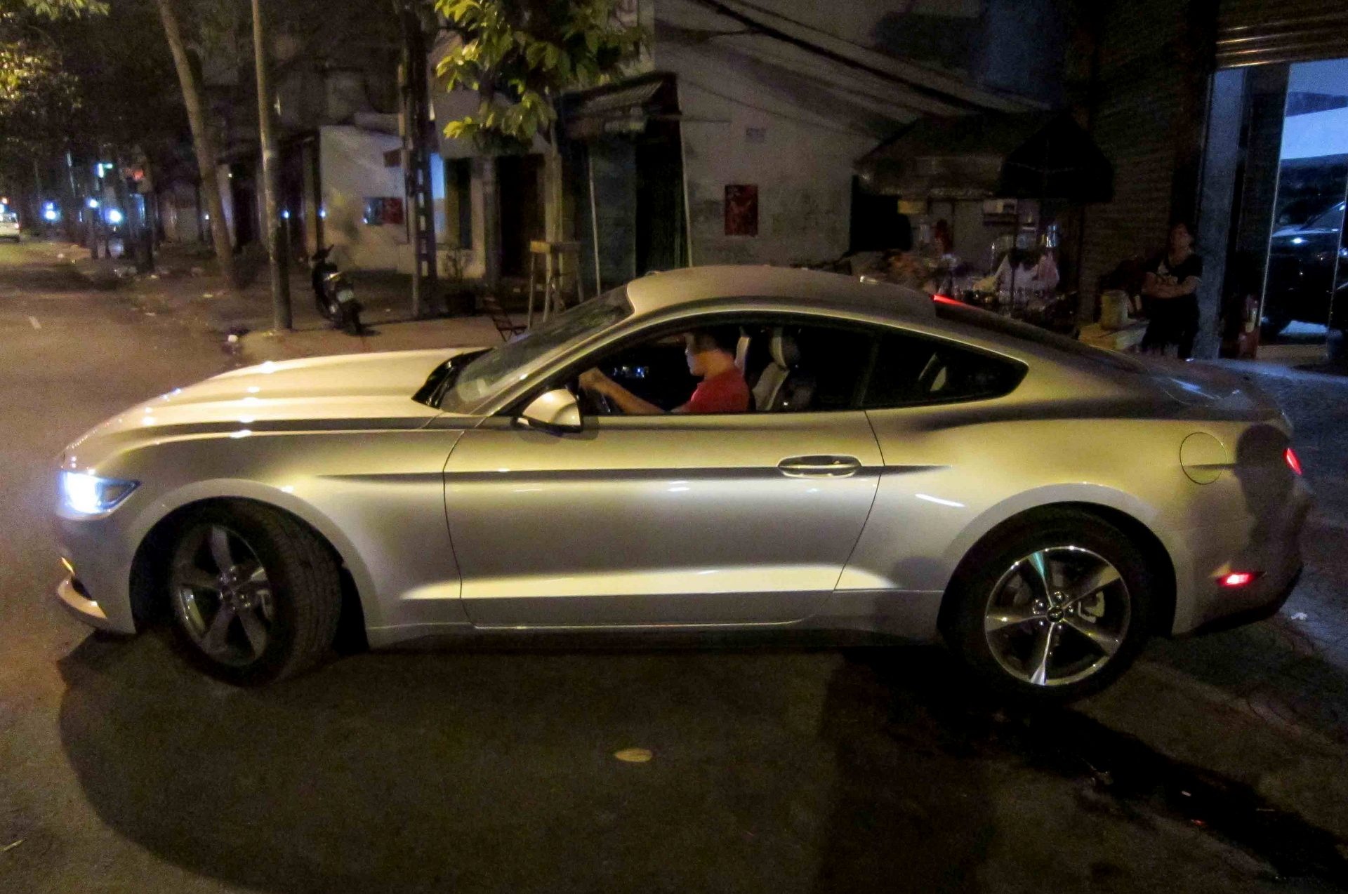 Xe the thao Ford Mustang 2015 thu hai ve Viet Nam hinh anh