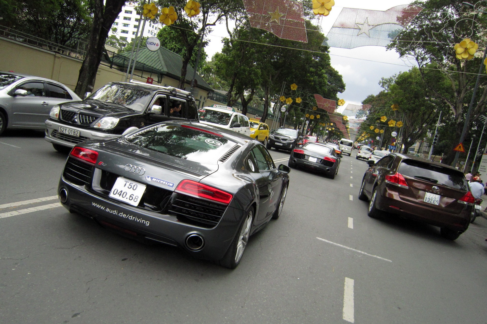 Dan sieu xe Audi R8 khuay dong duong pho Sai Gon hinh anh