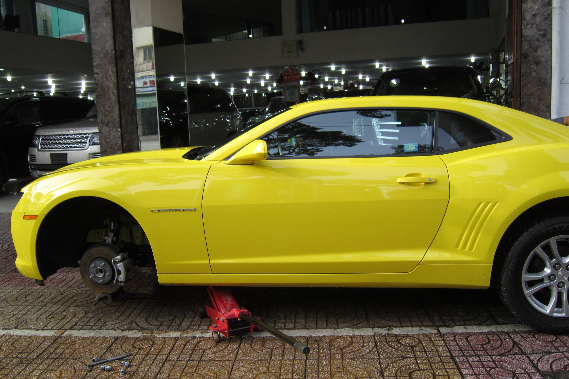 Camaro 2015 hang hiem thay banh tren via he Sai Gon hinh anh