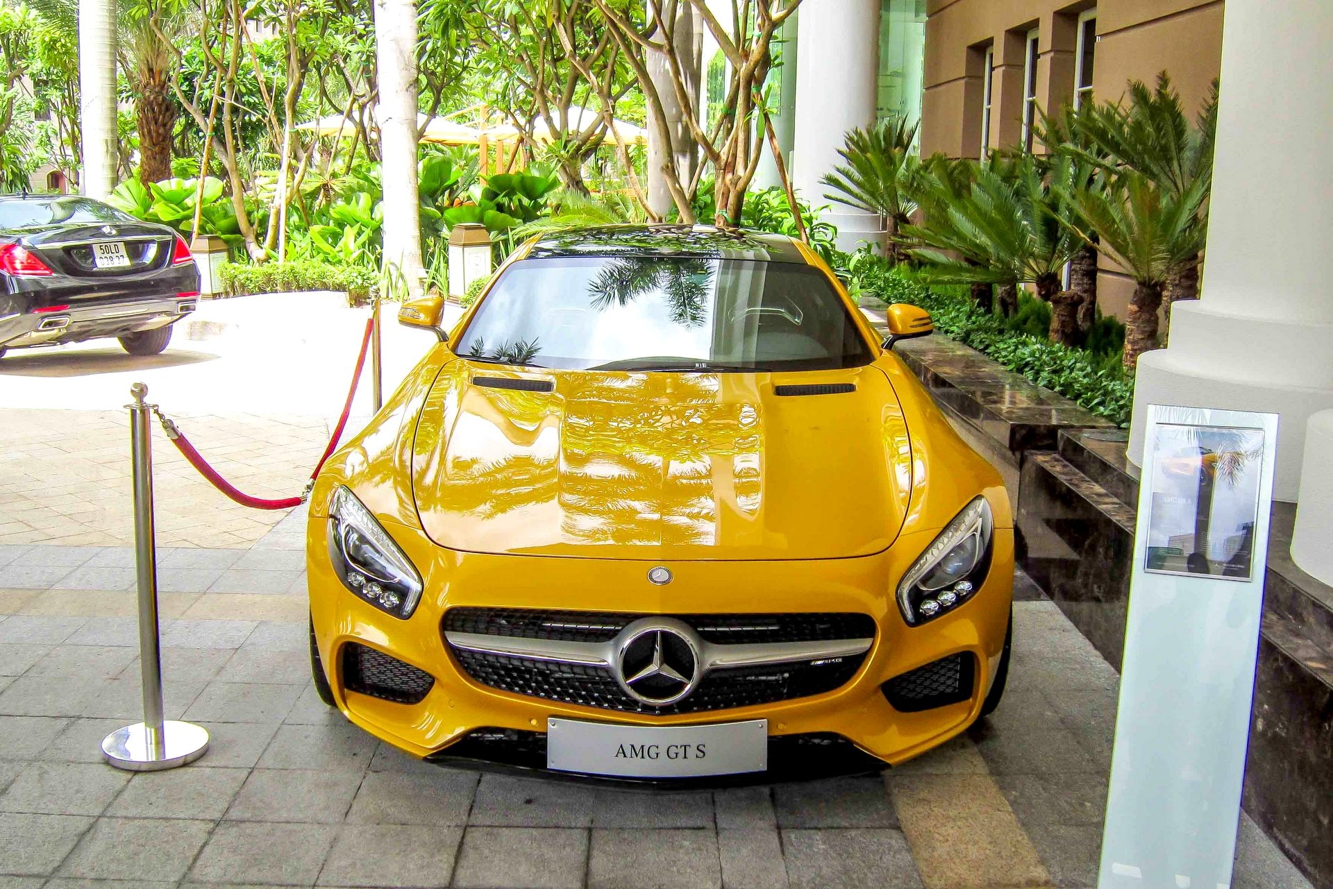 Trung bay sieu xe Mercedes GT S truoc khach san Sai Gon hinh anh