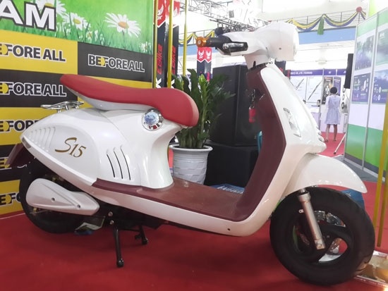 Xe Trung Quoc nhai Vespa 946 xuat hien tai Viet Nam hinh anh