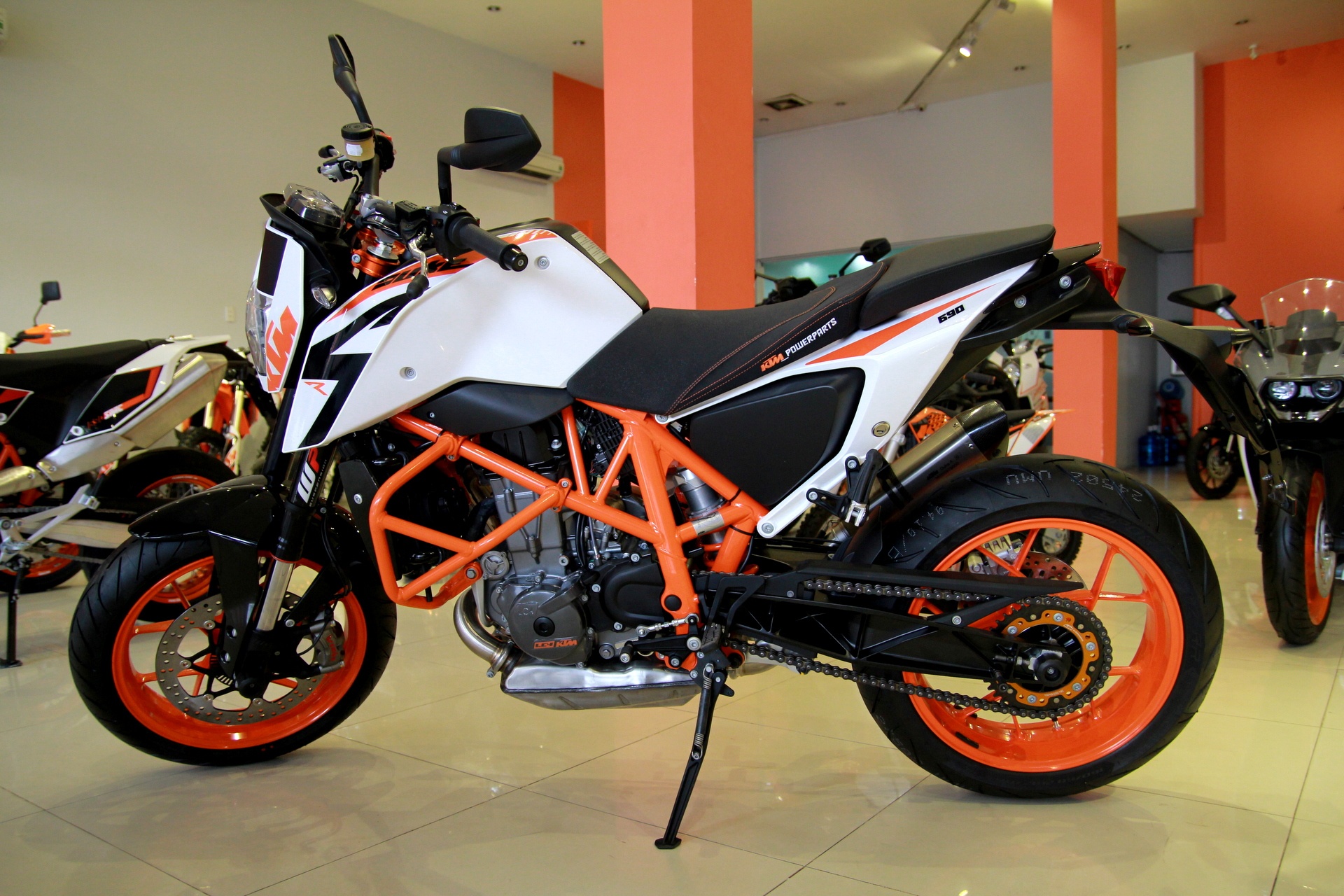 Anh chi tiet KTM 690 Duke R 2015 dau tien tai Viet Nam hinh anh