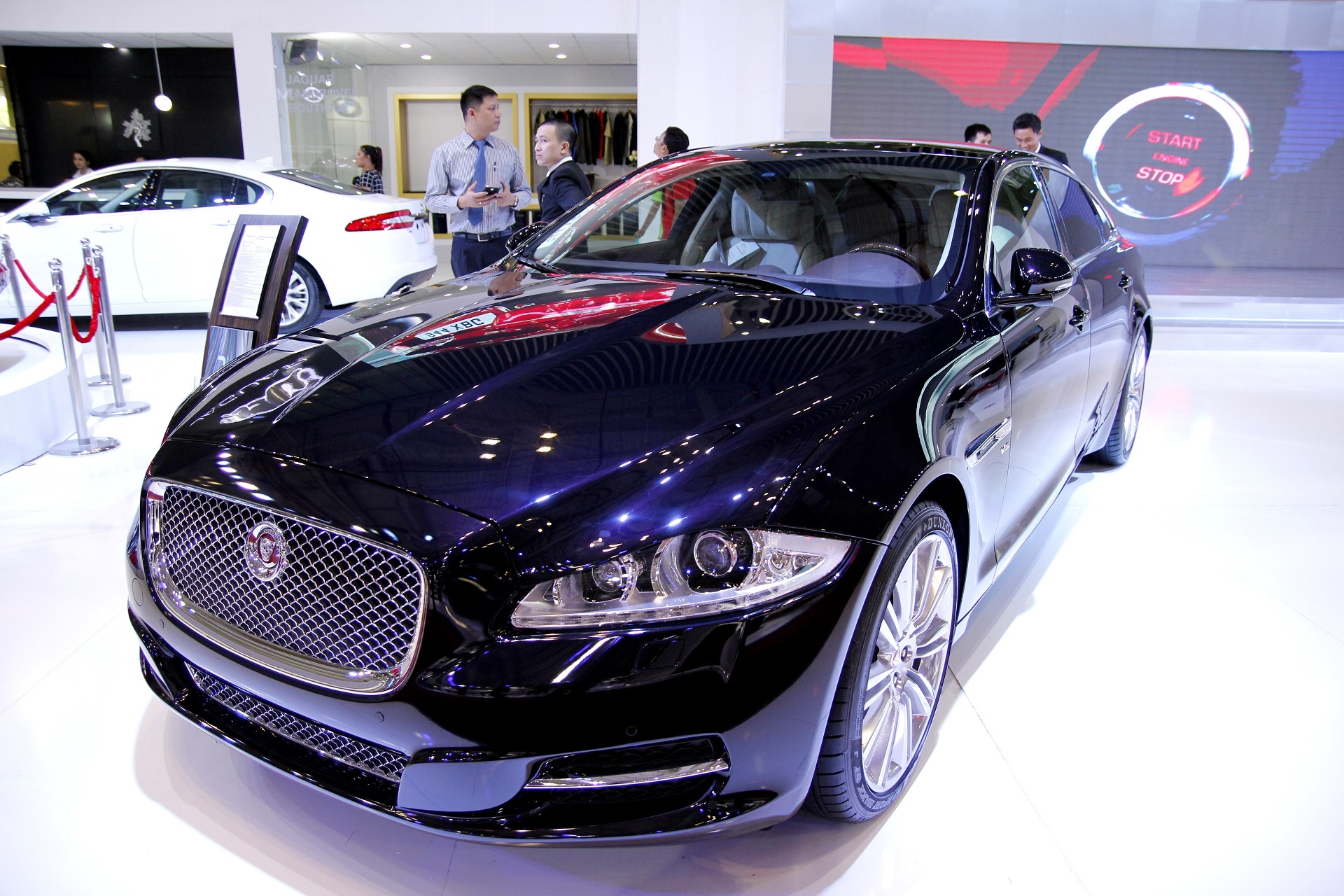 Jaguar Land Rover - the luc moi tren thi truong xe sang VN hinh anh