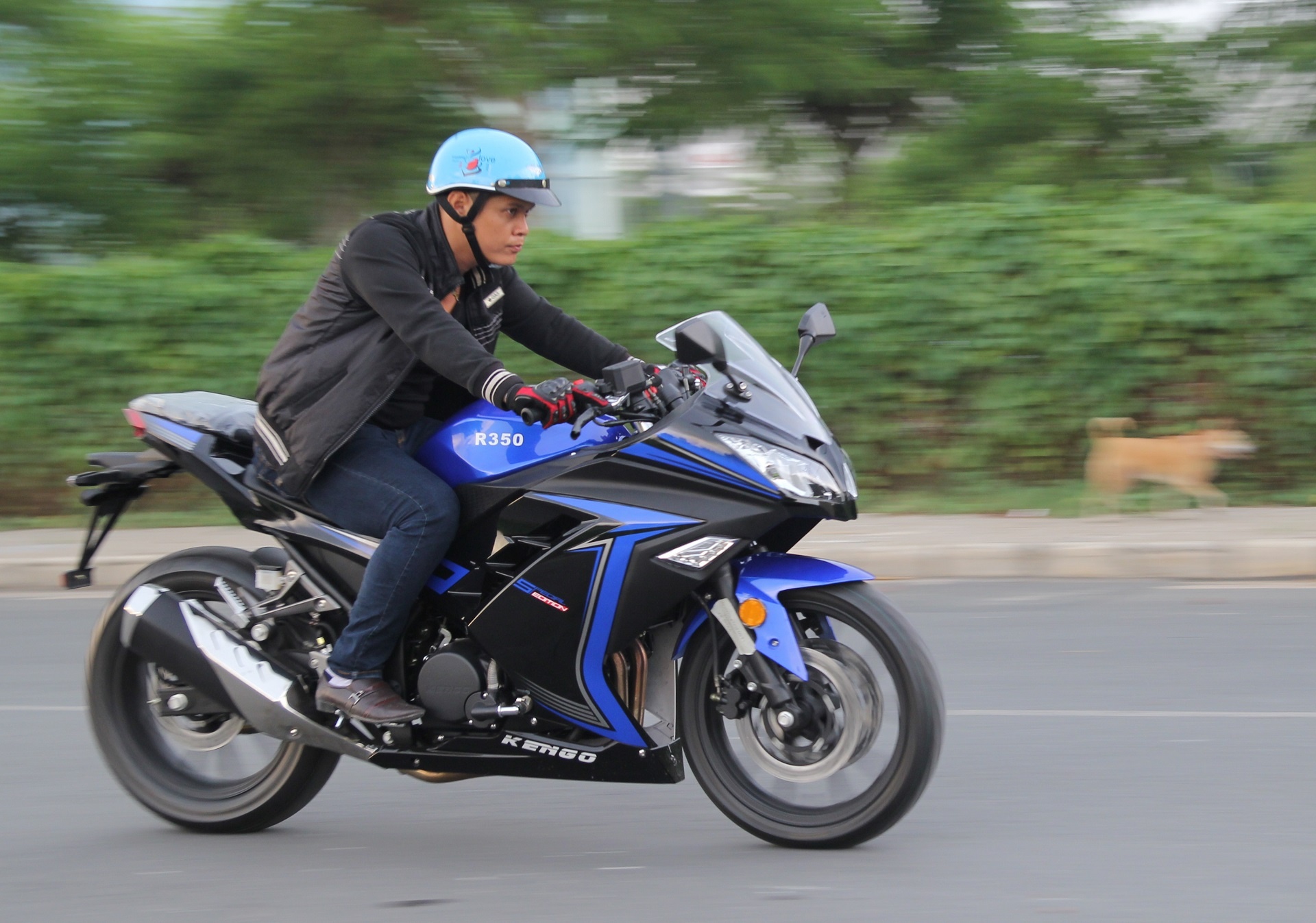 Chay thu xe con tay gia re Kengo R350 tai Viet Nam hinh anh