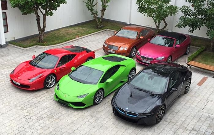 Điều đặc biệt, mỗi xe trong bộ sưu tập này mang một màu sắc khác nhau. Ngoài những chiếc siêu xe, xe thể thao, bạn trai Midu còn sở hữu dàn xe sang hùng hậu, bao gồm Rolls-Royce Phantom màu trắng,  Bentley Continental GTC, Bentley Continental Flying Spur, Lexus LX570, Audi A7... Ảnh: Mỹ Dung.