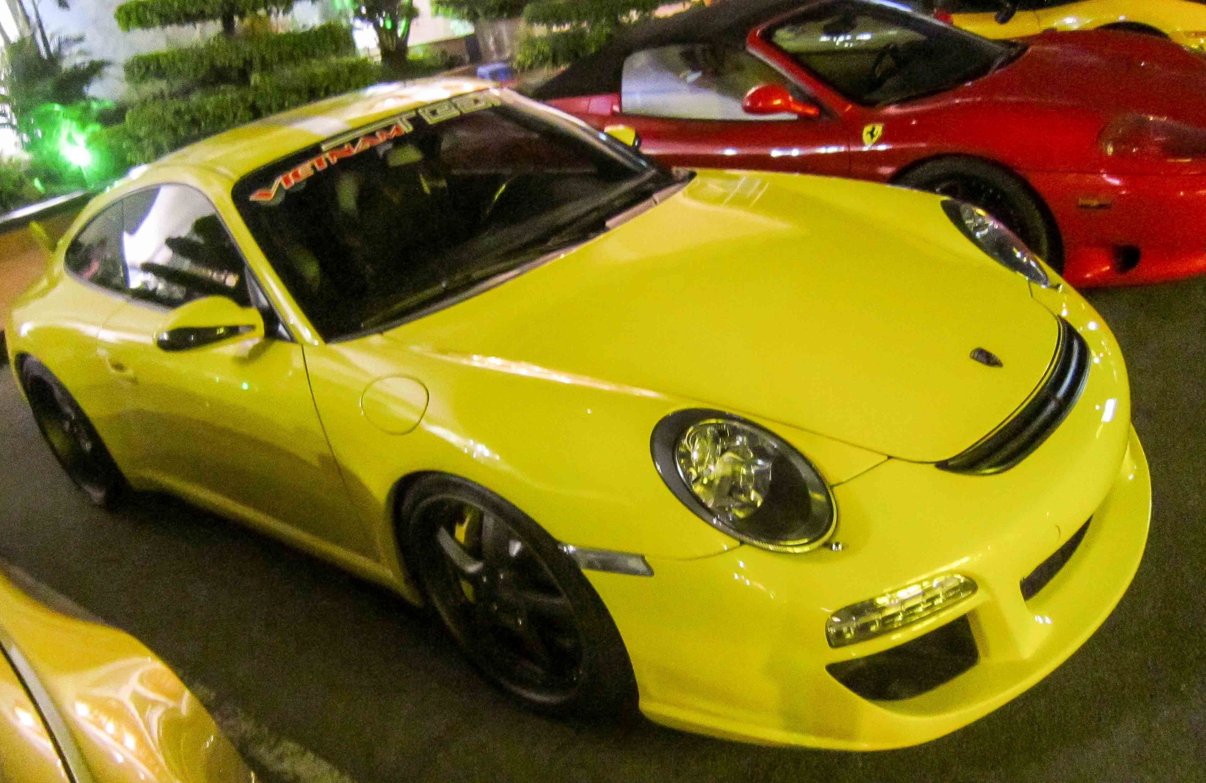 Xe thể thao đến từ Đức Porsche 911 màu vàng được độ lại cánh gió phía sau.