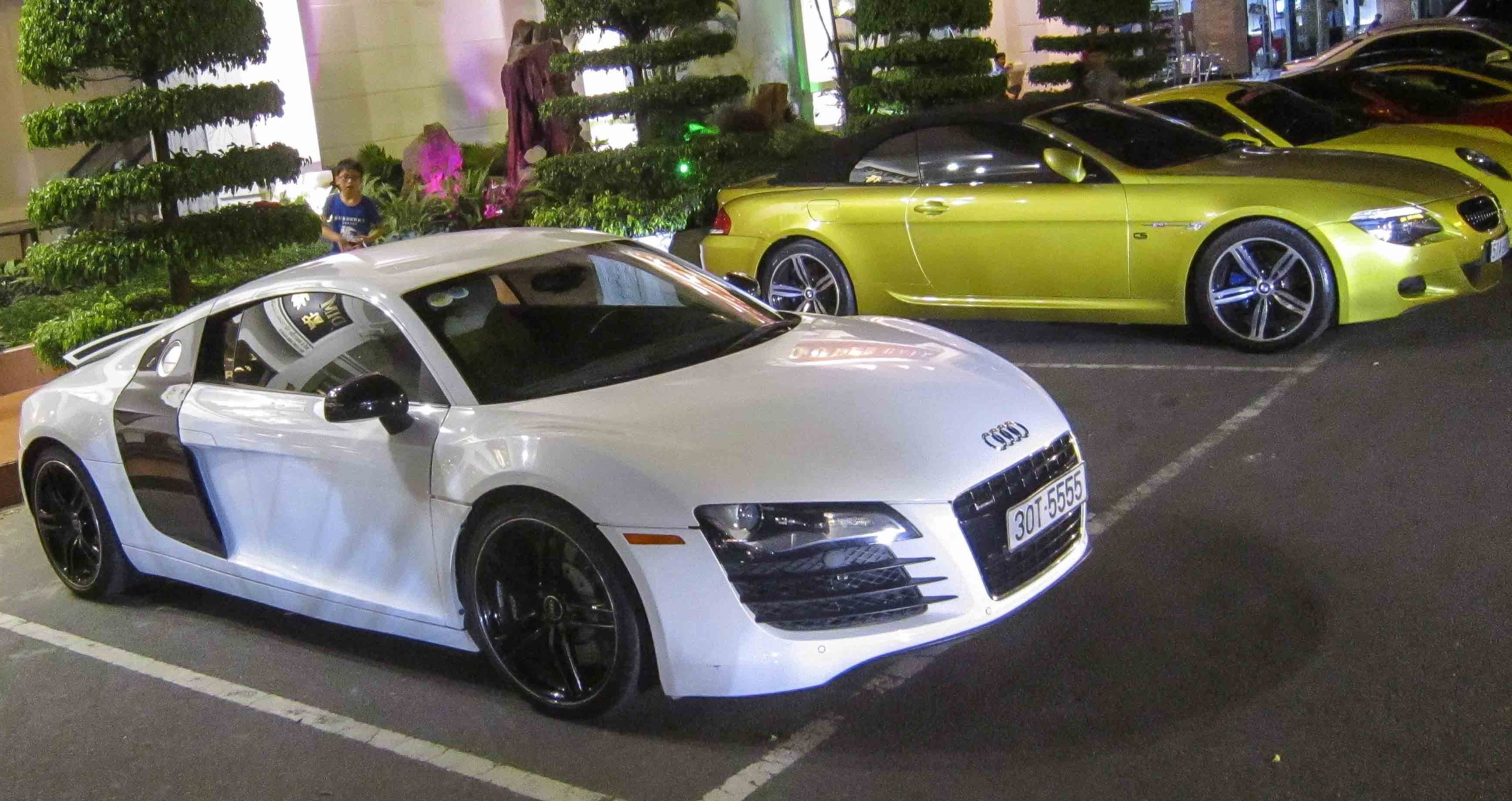 Audi R8 màu trắng mang biển số tứ quý cũng xuất hiện.